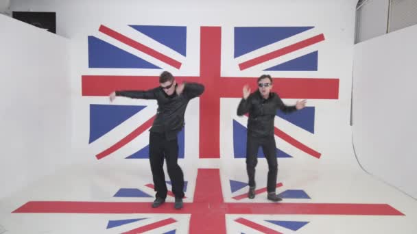 선글라스와 검은 가죽 기관 자 전차 재킷 잘생긴 남성 춤. — 비디오