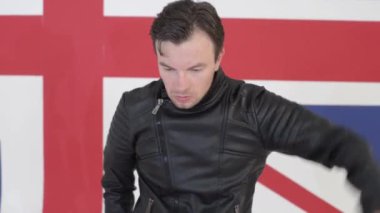 Yakışıklı adam giymiş siyah deri motosiklet ceket aktif dansları