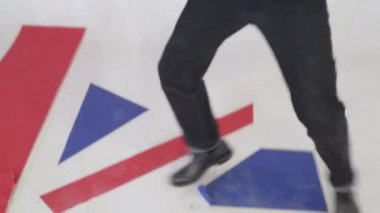 Siyah deri motosiklet giyen yakışıklı genç erkek ceket aktif dansları