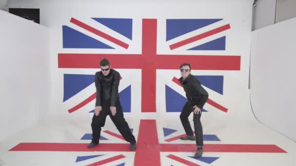 Beaux hommes avec des lunettes de soleil en cuir noir vestes de moto dansent activement — Video