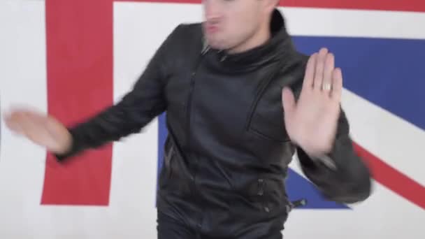Pohledný mladý muž v černé kožené Moto bundy aktivně tance — Stock video