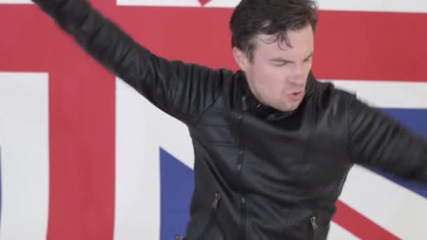 Attraktiv mand klædt i sort læder motorcykel jakke synger og danser – Stock-video