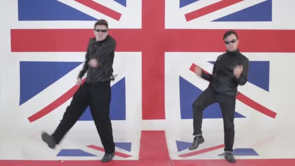 Homens engraçados com óculos de sol e jaquetas de couro preto da motocicleta estão dançando . — Vídeo de Stock
