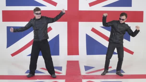 Nácvik dynamické chlapů s sluneční brýle v kožené Moto bundy tanec. — Stock video