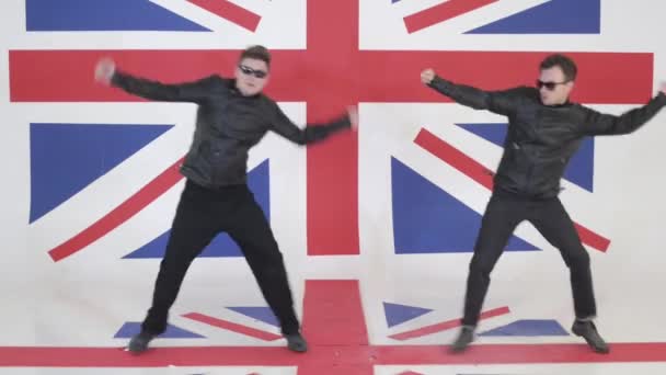 Dynamische Männer mit Sonnenbrille und schwarzen Motorradjacken tanzen. — Stockvideo