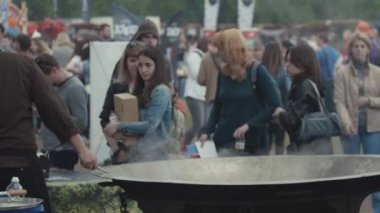 Saint Petersburg, Rusya - 24 Haziran 2017: İnsanlar satırında Asya sokak gıda wok kalabalık şehir parkı Festivali'nde buğulaması büyük