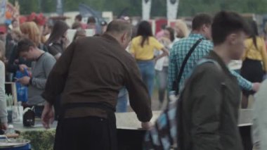 Saint Petersburg, Rusya - 24 Haziran 2017: Asya sokak gıda Şef stiring kalabalık şehir parkı Festivali'nde büyük wok kapta