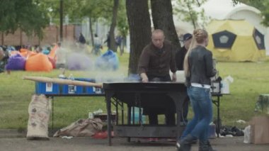 Saint Petersburg, Rusya - 24 Haziran 2017: Asya sokak Lokanta mutfak Şehir Park, metal wok buğulaması büyük