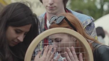 Saint Petersburg, Rusya Federasyonu - 24 Haziran 2017: Zencefil kız dokunsal raket enstrümanın dizeleri kılavuz karşı el losyonları