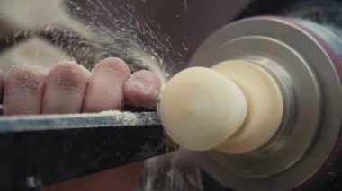 Ağır çekim marangoz ahşap parça çekme iplik kesme kapı kolu eller