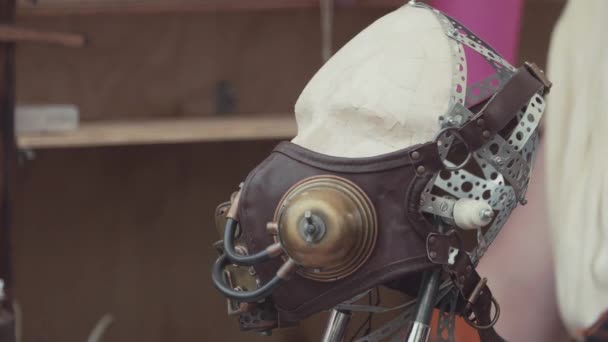 SAN PETERSBURG, RUSIA - 24 DE JUNIO DE 2017: souvenirs steampunk de cuero en el stand de venta en el evento de la feria del parque de la ciudad — Vídeos de Stock