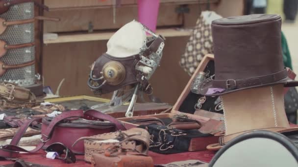 SAINT PETERSBURG, RUSSIE - 24 JUIN 2017 : Des souvenirs steampunk en cuir en vente au festival du parc municipal — Video