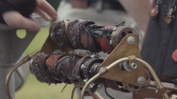 SAINT PETERSBURG, RUSSIE - 24 JUIN 2017 : Le client observe des bracelets en cuir steampunk fabriqués à la main sur un stand commercial — Video