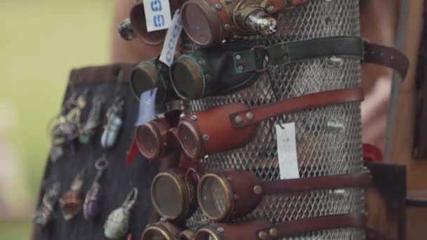 SAN PETERSBURG, RUSIA - 24 DE JUNIO DE 2017: Gafas de protección ocular de cuero steampunk hechas a mano en el puesto de compras — Vídeo de stock