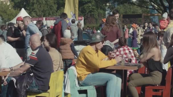 САЙНТ-ПЕТЕРБУРГ, РОССИЯ - 24 июня 2017 года: Зона быстрого питания на летнем фестивале, молодежь ест бургеры — стоковое видео