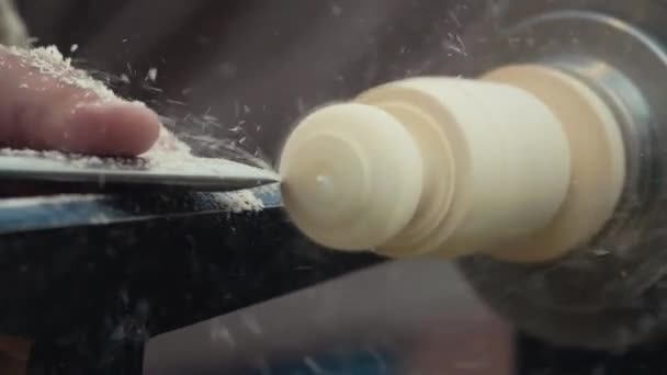 Повільний рух тесля рук вирізаючи ручку з дерева шматок прядіння на машині — стокове відео