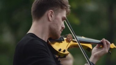 Saint Petersburg, Rusya - 24 Haziran 2017: ağır çekim Genç moti