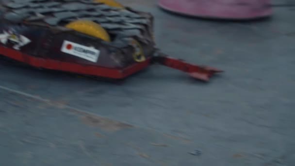 SAINT PETERSBURG, RUSSIE - 24 JUIN 2017 : Robots à mouvement lent com — Video