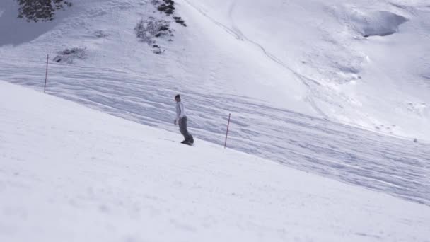 Estación de esquí. Paseo de snowboarder en pendiente. Velocidad Montañas blancas. Día soleado — Vídeos de Stock