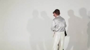 Farklı renkli elbiseli iki genç çekici adamın dans prova giyinmiş.