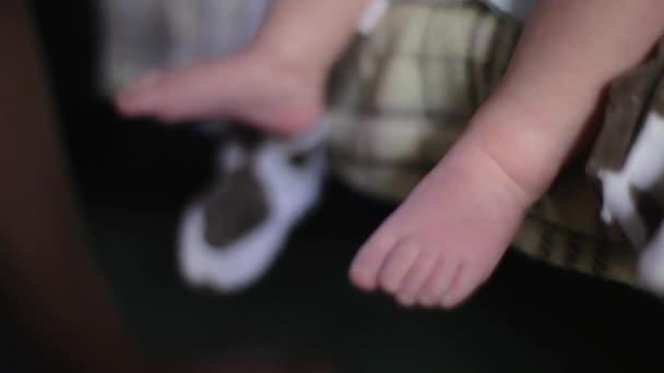 Mooie baby is steeds zachtjes ingebakerd voor camera in studio — Stockvideo