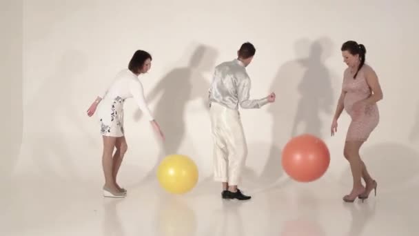 Bedrijf van dansen volwassen actieve vrouwen spelen met ballen en charismatische man — Stockvideo