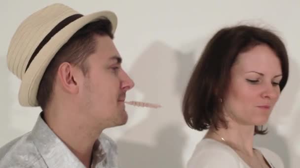 Gezelschap van vrienden, gelukkige vrouw in witte jurk en aantrekkelijke mannen in Tsechu — Stockvideo