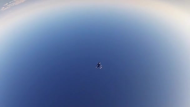 DUBAI, EMIRADOS ARAB UNIDOS - FEVEREIRO 15, 2014: Paraquedistas profissionais voam no céu azul acima de Dubai. Ensolarado. Paraquedas de abertura . — Vídeo de Stock