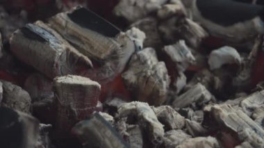 Closeup büyük siyah mangal gri külleri kapsadığı kömürleri yanan parçaları.