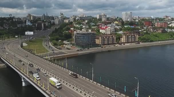 Abstraktních dronů letecký pohled na střechy, most, řeky a ulic ve velkém městě. — Stock video