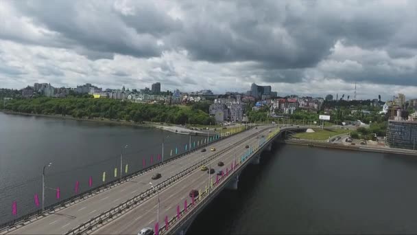 屋根の上、橋、川、大都会の通りの空中景色. — ストック動画