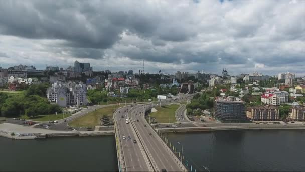 Drone zapierających dech w piersiach dachy, most, rzeka i ulice w wielkim mieście. — Wideo stockowe
