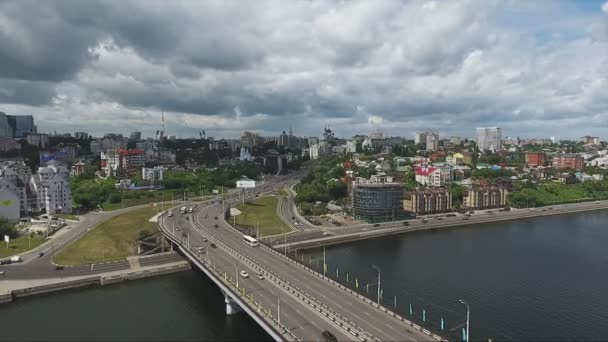 屋根の上、橋、川、大都会の通りの息をのむ風景. — ストック動画