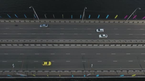 Pohled shora široký most silnice s mnoha koni aut na něm nad temnou řeku. — Stock video
