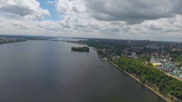 Paesaggio incredibile di bellissimo fiume che divide la città in due parti nella giornata estiva — Video Stock