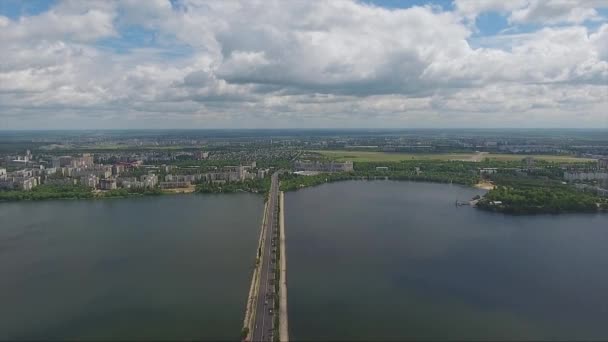Faszinierende Landschaft des breiten Flusses teilt die Stadt an einem Sommertag in zwei Teile — Stockvideo