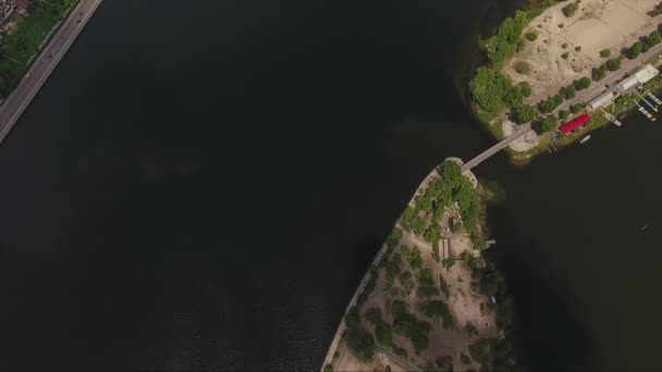 Bonito paisaje de hermoso río que divide la ciudad en dos partes en el día de verano — Vídeos de Stock