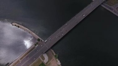 Veiw dron geniş köprü yol karanlık Nehri üzerinde üzerine çok sürme araba ile üzerinden.