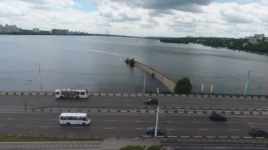 Şaşırtıcı gökyüzü görünümü geniş nehir on ikiye bölen City yaz gününde