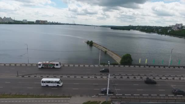Vista incrível do céu de grande rio dividindo a cidade em duas partes no dia de verão — Vídeo de Stock