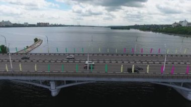 Görünümü geniş nehir yaz gününde şehri ikiye bölen ve köprü yol