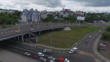 Güzel hava dron görünümünü yollar, buildingds, çatıları, köprüler ve sokakları.