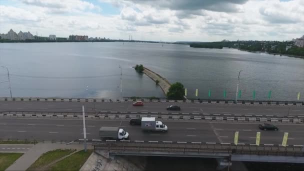 Красивая панорама широкой реки, разделяющей город на две части в летний день — стоковое видео