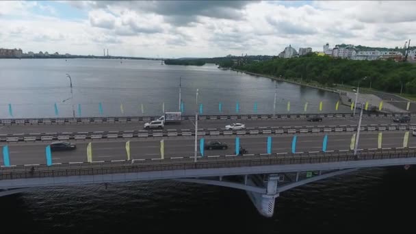 Landschaft der Brückenstraße und des breiten Flusses, der die Stadt an einem Sommertag in zwei Teile teilt — Stockvideo