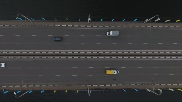 Güzel bir manzarası çok sürme araba ile geniş köprü yol üstünde o karanlık Nehri üzerinde. — Stok video