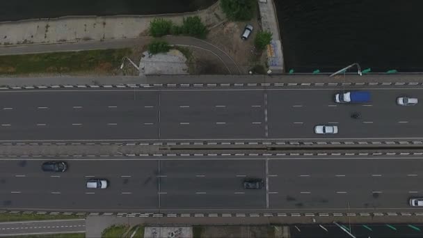 Apresentação de estrada de ponte larga com muitos carros de equitação sobre o rio escuro . — Vídeo de Stock