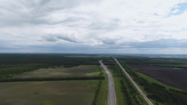 Spektakualar landskab af lang bred vej, biler og grønne marker i landdistrikterne – Stock-video