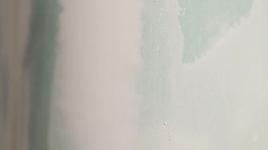 Erkek işçiler ellerini profesyonel gri duvar büyük spackle bıçakla alçı.