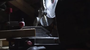 Sarı ahşap plakalar tarafından yeni modern daire testere kesim için hazırlama süreci