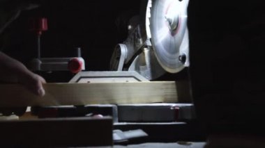 Sarı ahşap plakalar tarafından yeni daire testere kesim için hazırlama süreci